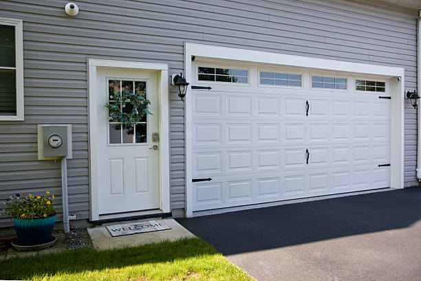24/7 Emergency Garage Door Panel Replacement experts in Woodsboro, TX